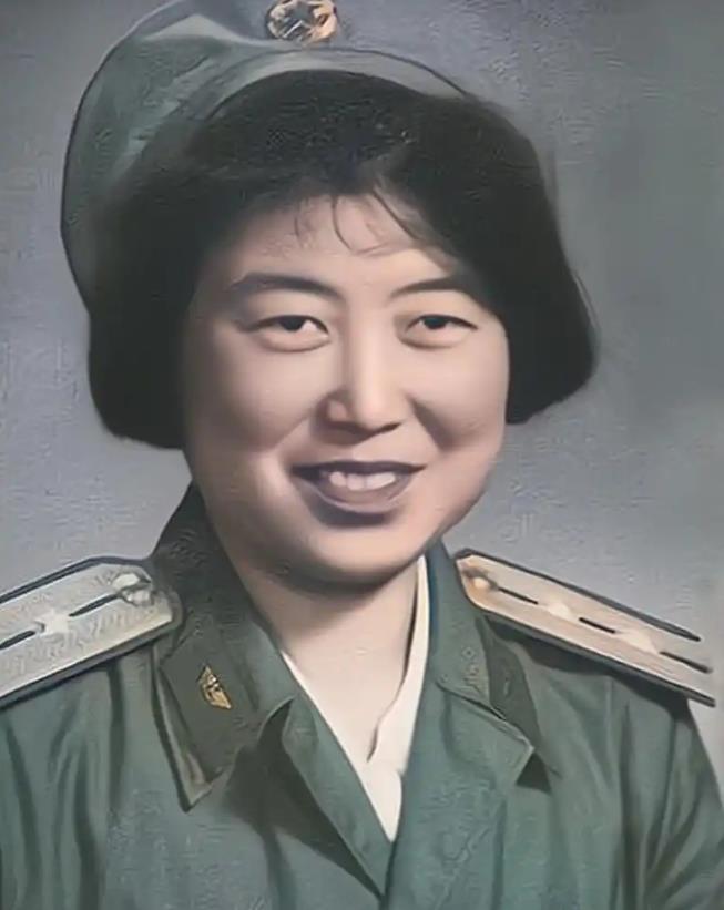 1964年，28岁的女飞行员正准备执行一项绝密任务。她自信满满，步伐坚定地走向她