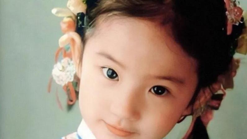 刘亦菲回武汉穿街走巷，穿喇叭牛仔裤，未施粉黛，像个普通大学生