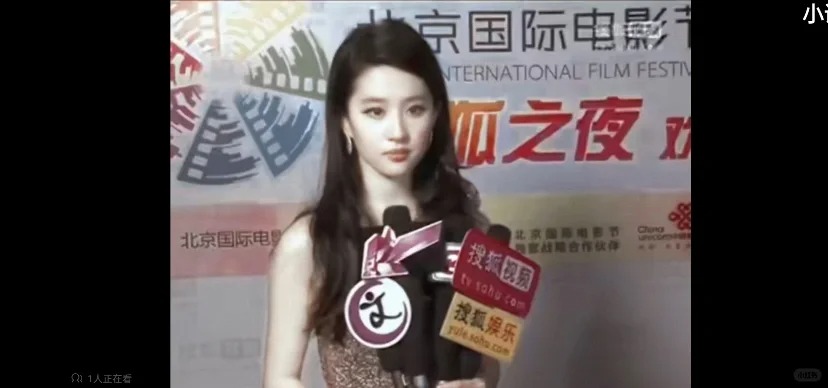 刘亦菲现实生活中是不是长这样啊
要是我的话直接去找女娲娘娘理论了，从屏幕中看到的