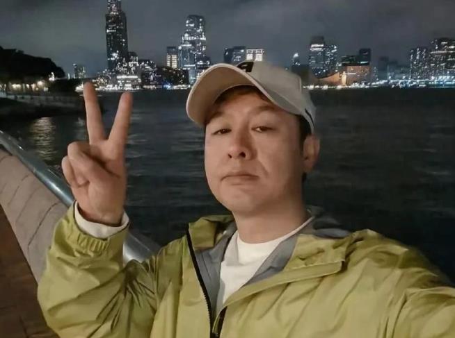 但凡林志玲李宇春肯正眼看下张颂文，他都不至于熬到狂飙才火！所以那些爆料人家张颂文