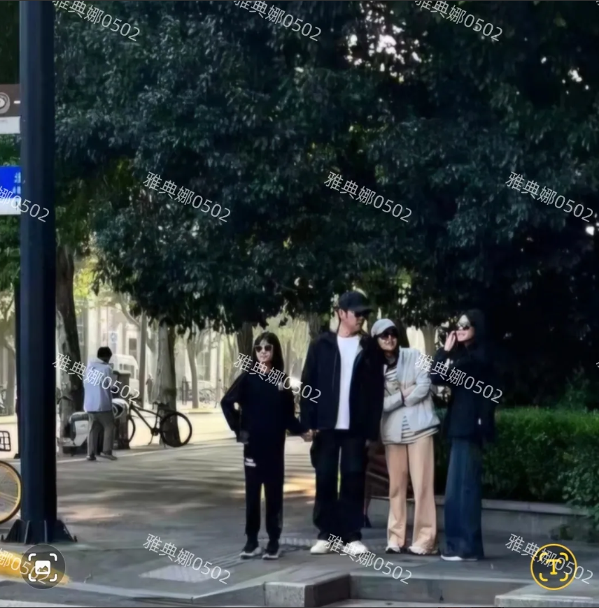 过马路偶遇陆毅一家，一家四口长得好像，个个大长腿，大女儿贝儿已经比妈妈高了，鲍蕾