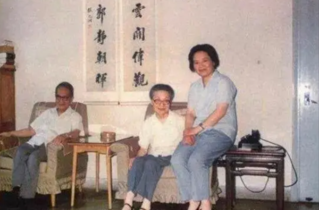 1973年，钱钟书的女儿被邻居骂了一句“臭寡妇”，没过几天又扇了一巴掌。身为母亲