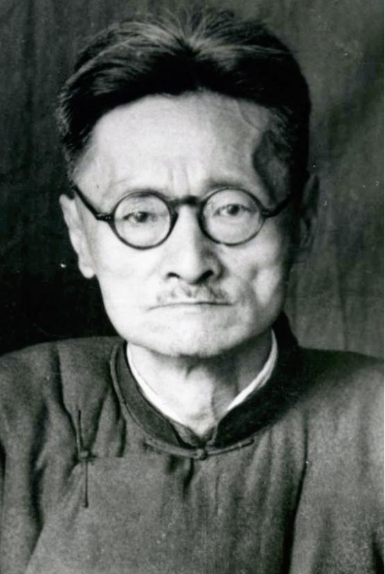 1928年，蒋介石视察安徽大学，结果校长居然不安排列队迎接，气得蒋介石就给了校长