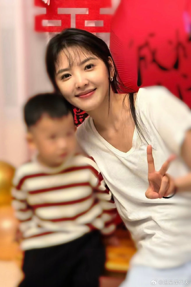 章若楠低调参加妹妹婚礼