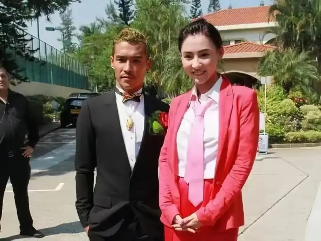 张柏芝和双胞胎弟弟张豪龙的合影，颜值不同，品味不同，对比鲜明。镜头下，张柏芝身穿
