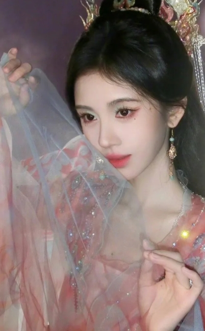 鞠婧祎是一位魅力非凡的艺人。她五官精致如画，瓜子脸搭配灵动双眸，气质多变，古典优