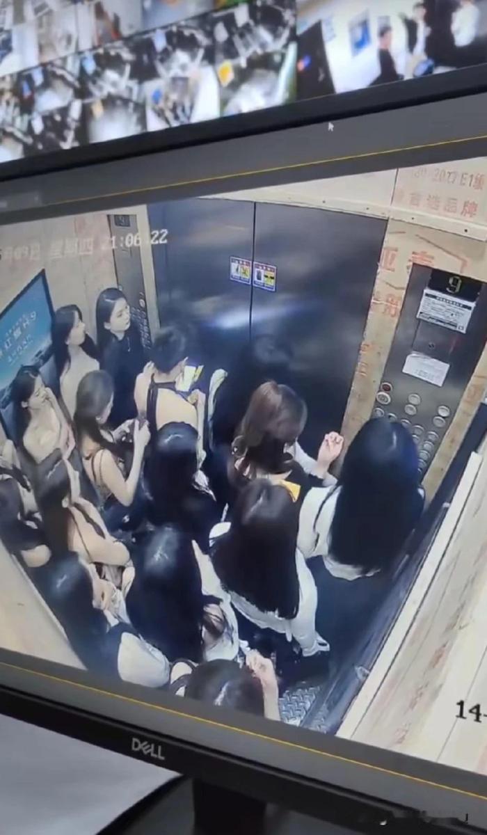 难以想象中间那个男的有多幸福！