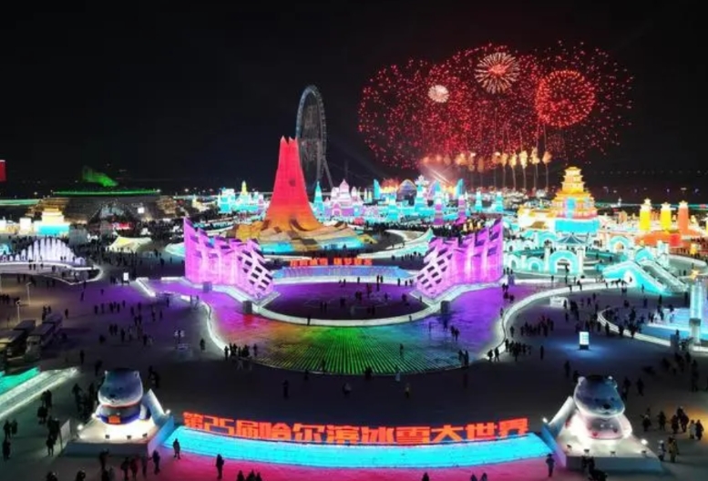 韩国媒体这次真的酸了！哈尔滨冰雪大世界21日开园，当天就人山人海一片繁华景象，韩