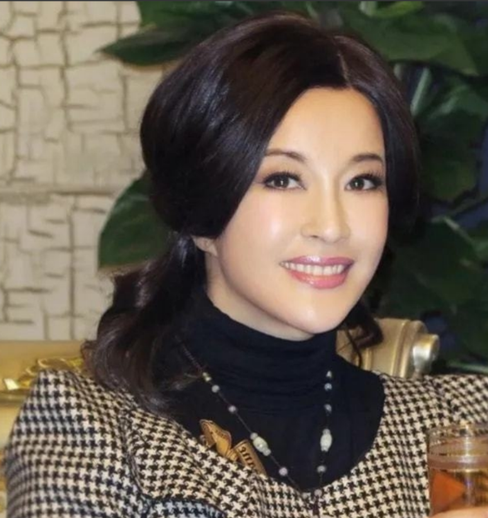 演员，刘晓庆说，出狱之后，我欠了一千多万的债务，怎么办，只能去拍戏挣钱，这一年多