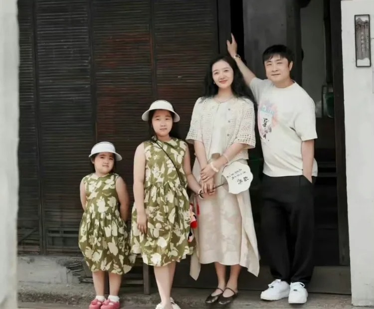 乔杉的基因不是漂亮老婆就能撼动的😅
演员乔杉晒一家四口出游照
照片中妻子莫丹身