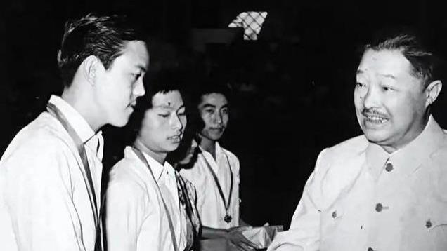为何自1947年起，贺龙从一线转为后勤工作？彭德怀的评价十分中肯