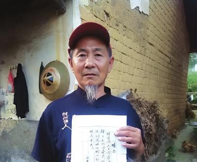 1989年，湖南乡村一座老宅里，周连池临终前对儿子周炎光艰难地说出了一句话：“谱