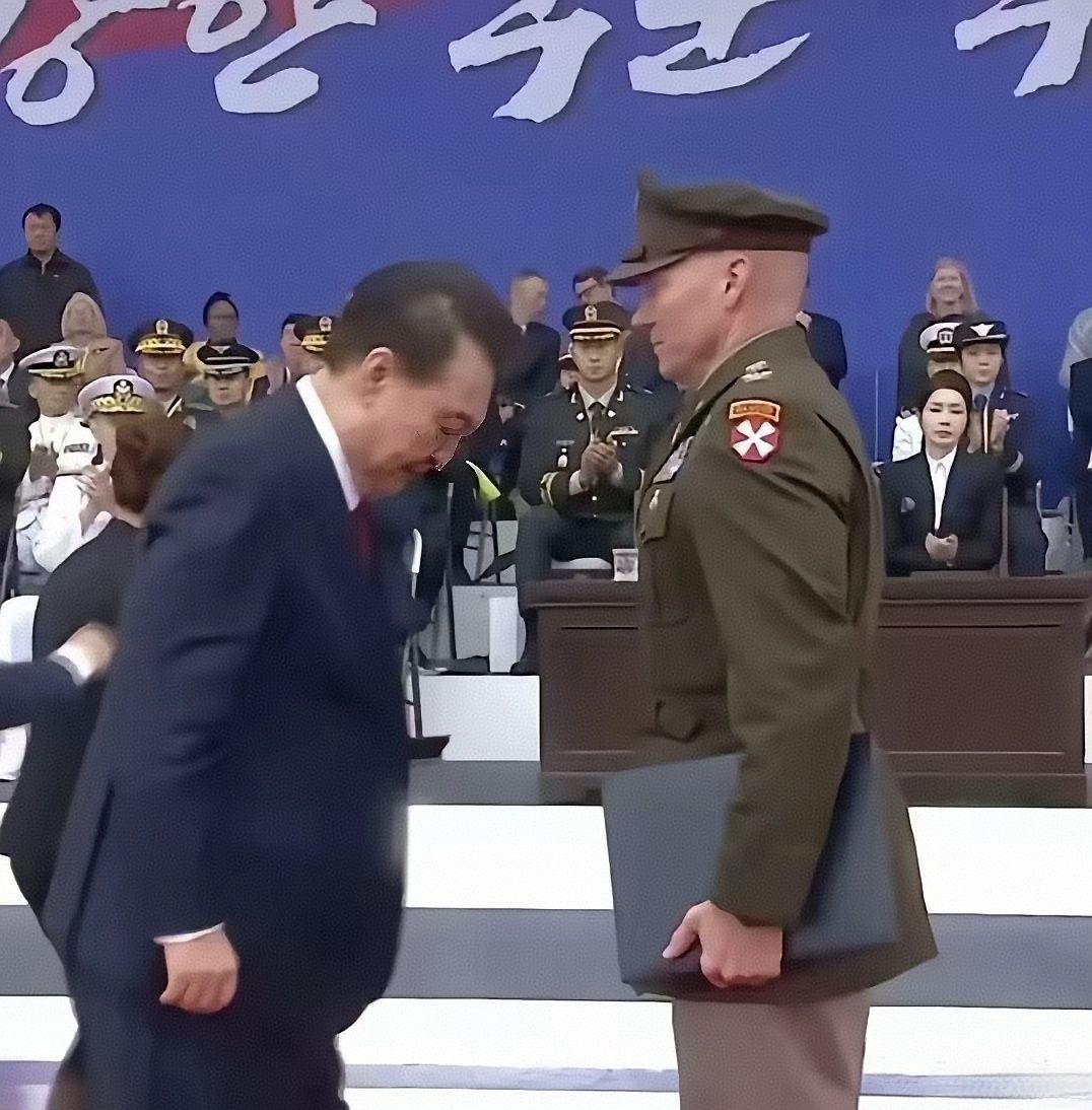 韩国阅兵威胁“终结平壤政权”，尹锡悦当众对美军司令鞠躬

今年十一，韩国人搞了个