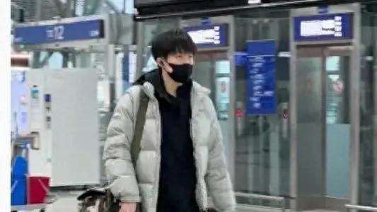 大头在机场被粉丝围堵时，他还不忘保护一位老奶奶