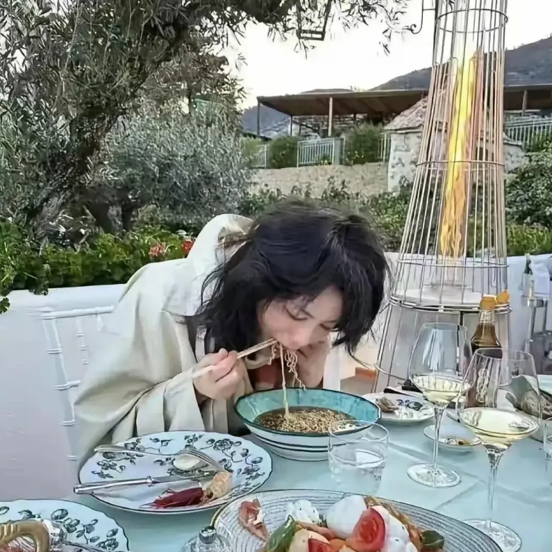 近日在意大利的一高档露天餐厅，王菲被拍到在吃泡面。
身为北京人的王菲对面食的诱惑