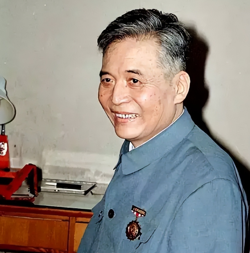 1986年，邓稼先在临终前提出想要在去看一眼天安门，可当他乘坐的轿车驶过天安门时