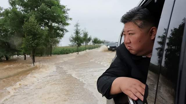 朝鲜洪水肆虐，金正恩亲赴前线救灾