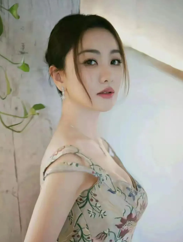 杨蓉在《大侦探》中的表现令人印象深刻，她以一己之力巧妙怼回成员，展现了机智与魄力