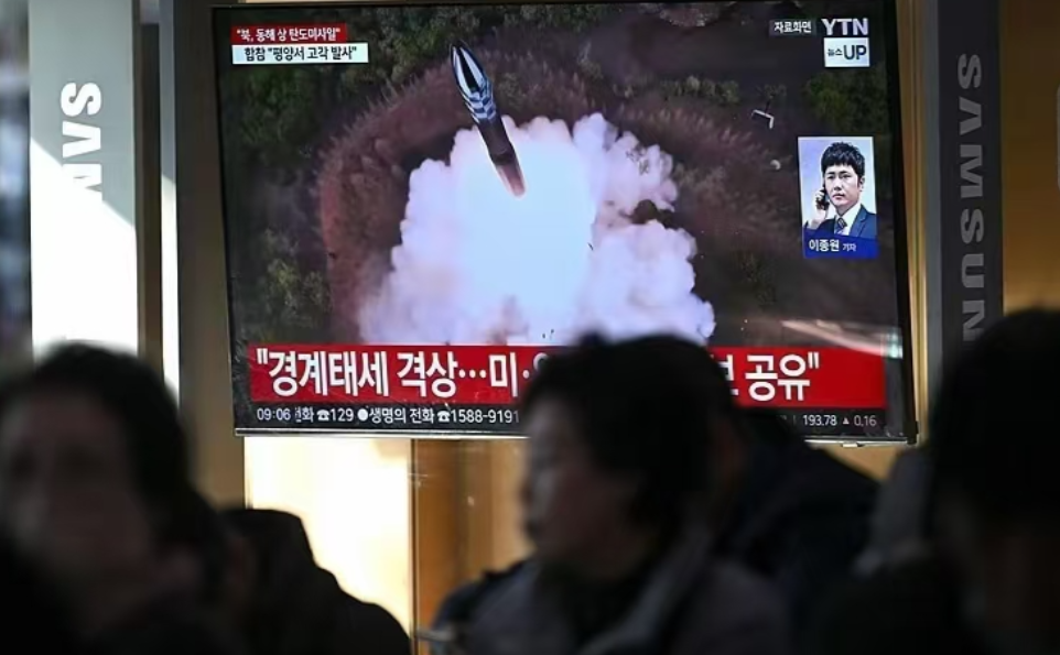 前有俄罗斯，后有朝鲜。
继俄罗斯试射导弹成功后，朝鲜在今天也发射了一枚洲际弹道导