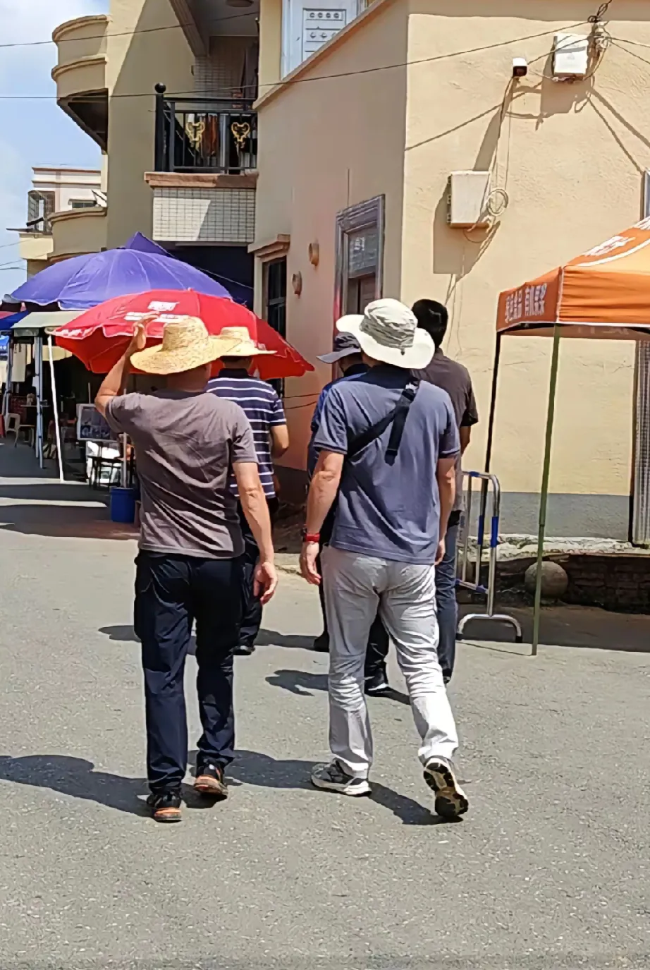 全红婵离家归队后，负责护送任务的帽子叔叔们也终于可以下班了。

昨日，帽子叔叔们