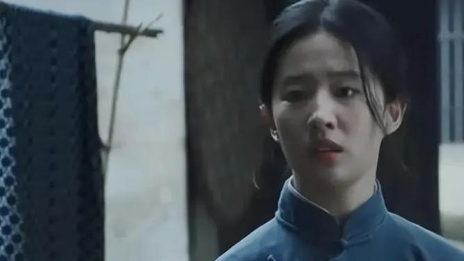 37岁刘亦菲现身农村喂鸡，穿一身粗布麻衣仍仙气飘飘，果然是有颜任性