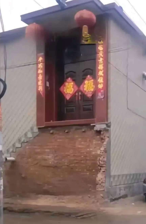 村里邻居，当初不给自己留后路，现在这情况，有点尴尬了吧？