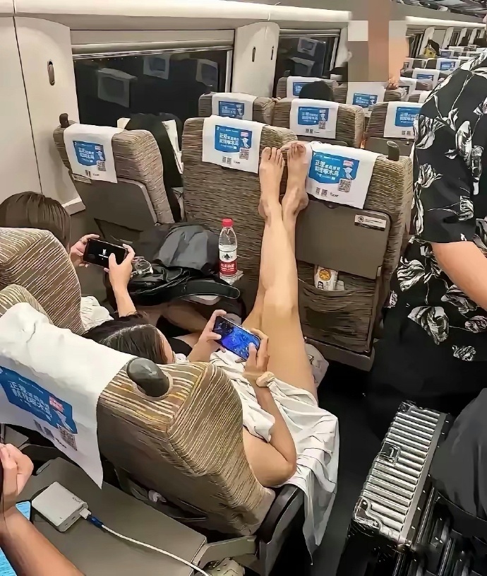 她长这么漂亮，为啥素质却如此低下？ ​​​