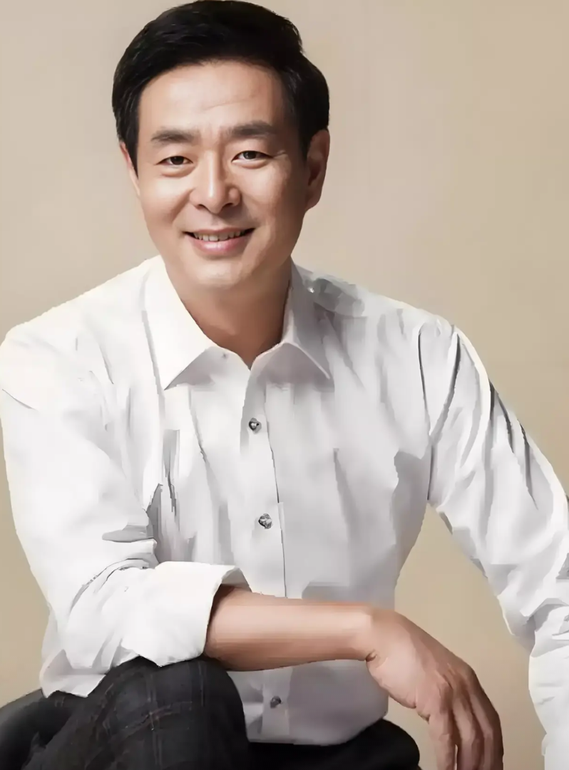 北京人艺有编制的其中10位演员明星：
1. 濮存昕：1953 年 7 月，71 