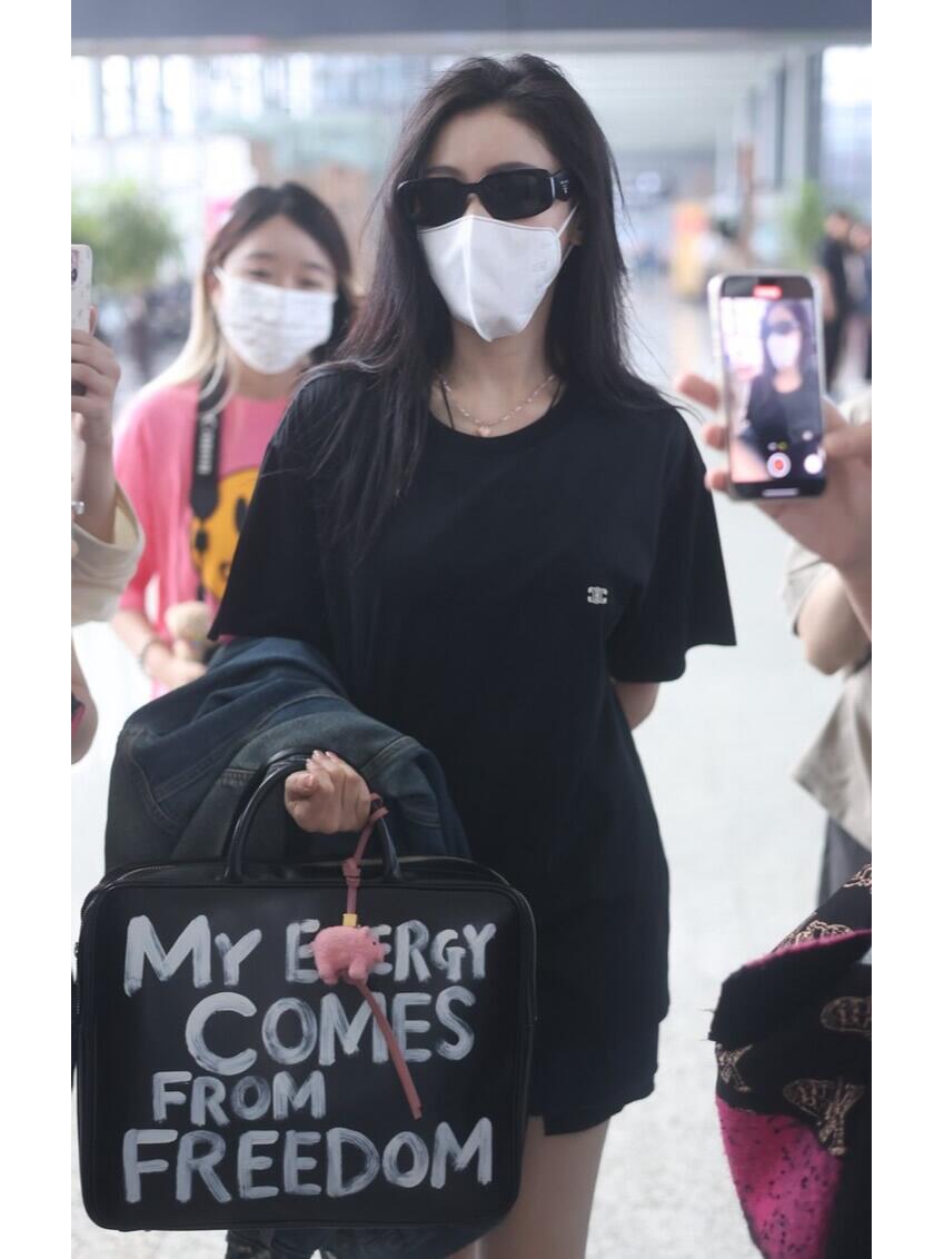 张天爱T恤配靴子帅气