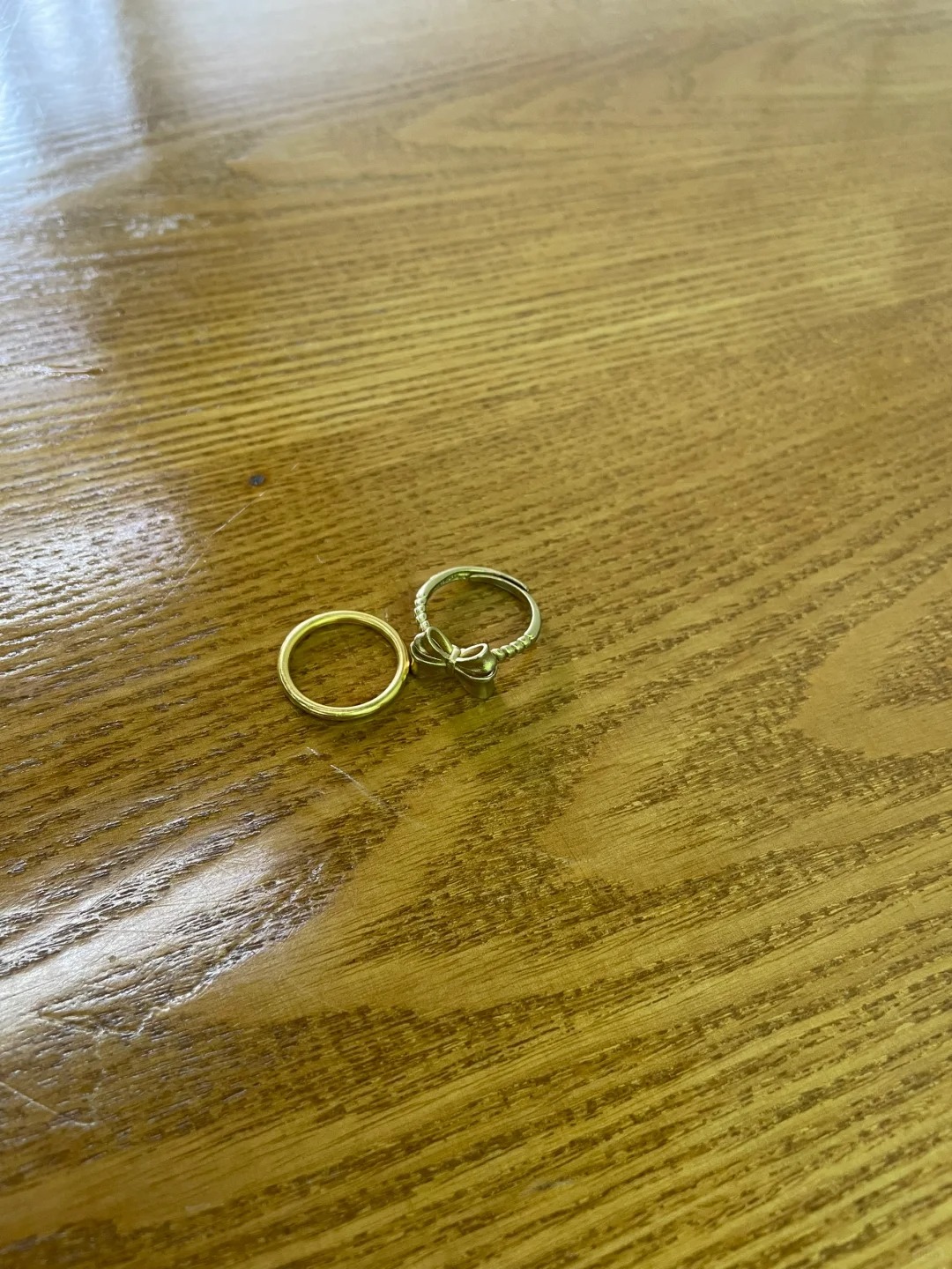 吃到同事一个大瓜！！
中午跟同事一起吃饭，无意中看到她年前买的金戒指好像变色了，