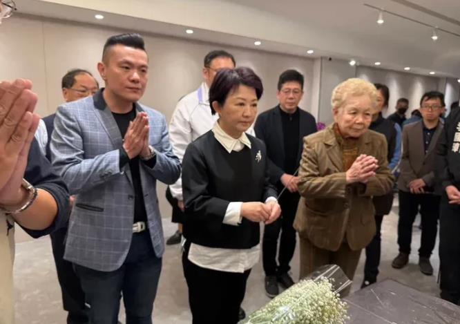 卢秀燕现身吊唁柯爸“要保佑家里平安”　韩国瑜明也将赴新竹致哀

卢秀燕今日与民众