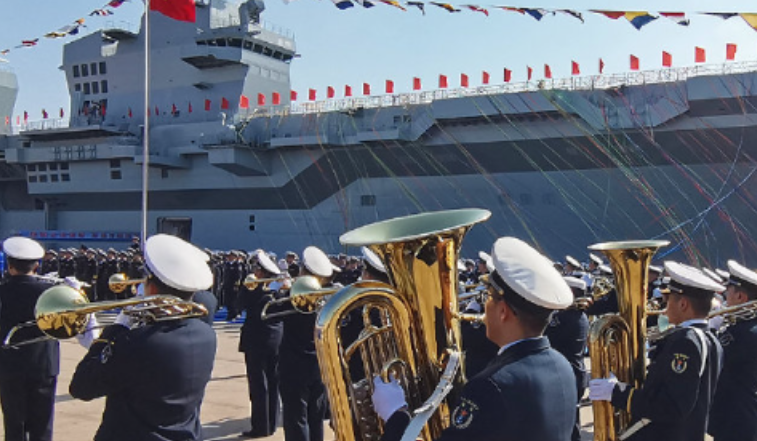 戴高乐航母在威慑中方途中，被076两栖舰下水消息整懵了！

076两栖舰4万余吨