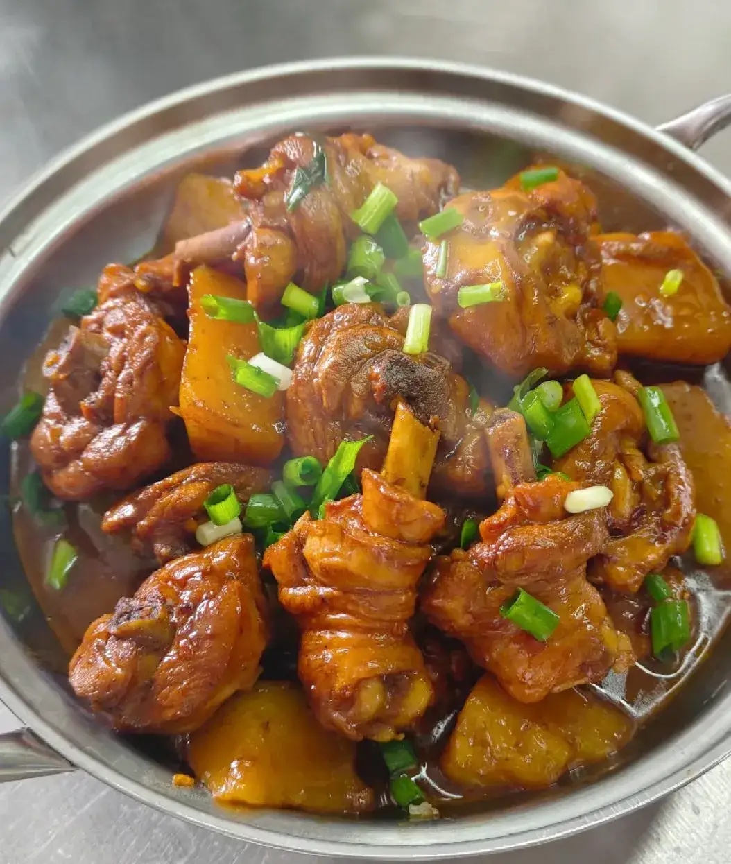 经常炖肉的人要记住：

1. 炖鸡肉——宜多放香叶。

2. 炖牛肉——可多放山