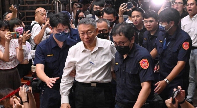 台湾当局持续侦办柯文哲涉及的京华城案。

30日，台湾检调兵分7路搜索民众党中央