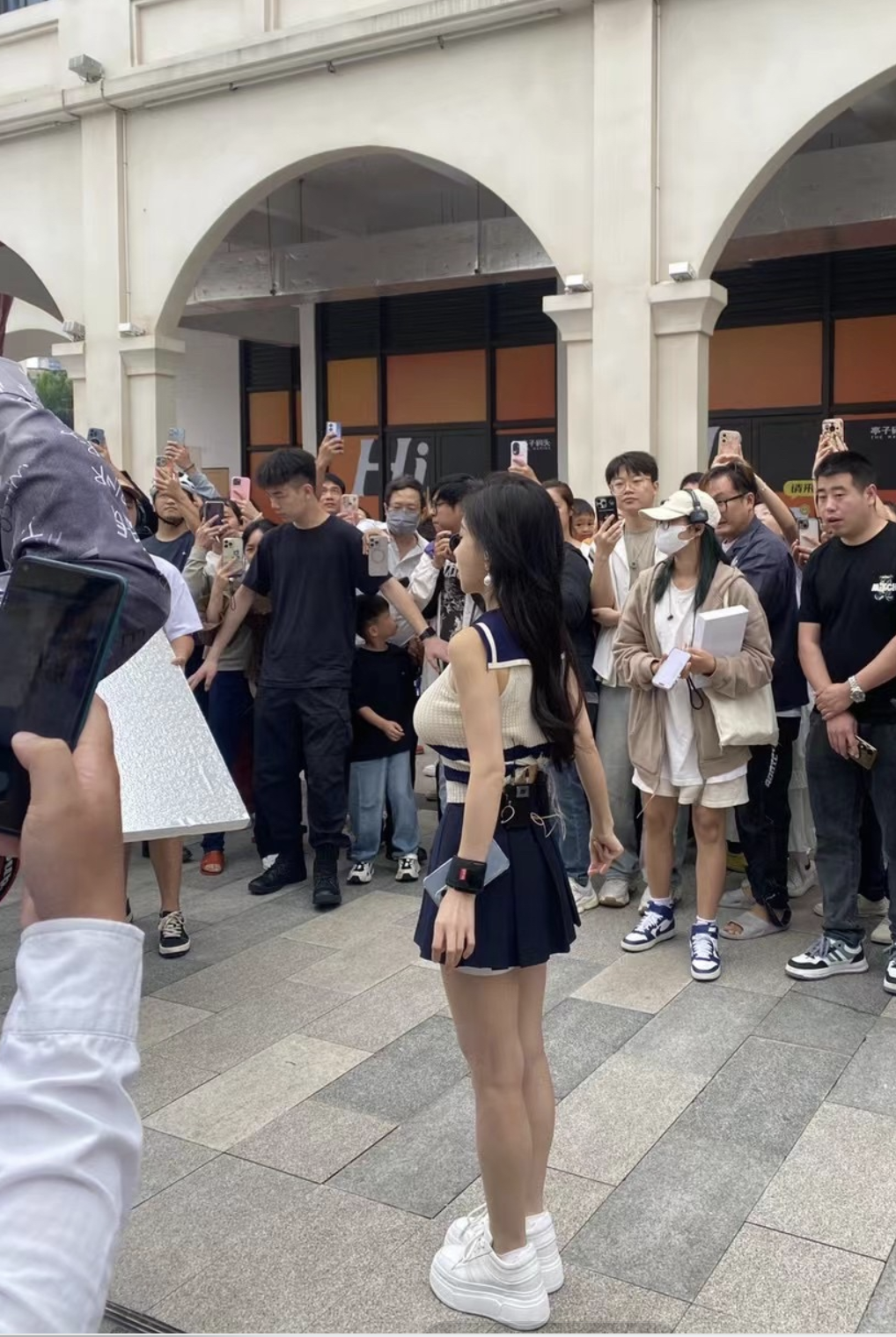 冯提莫这两年变化很大，按理说她的身材结构不应该变化这么大，人家都说女大十八变，她