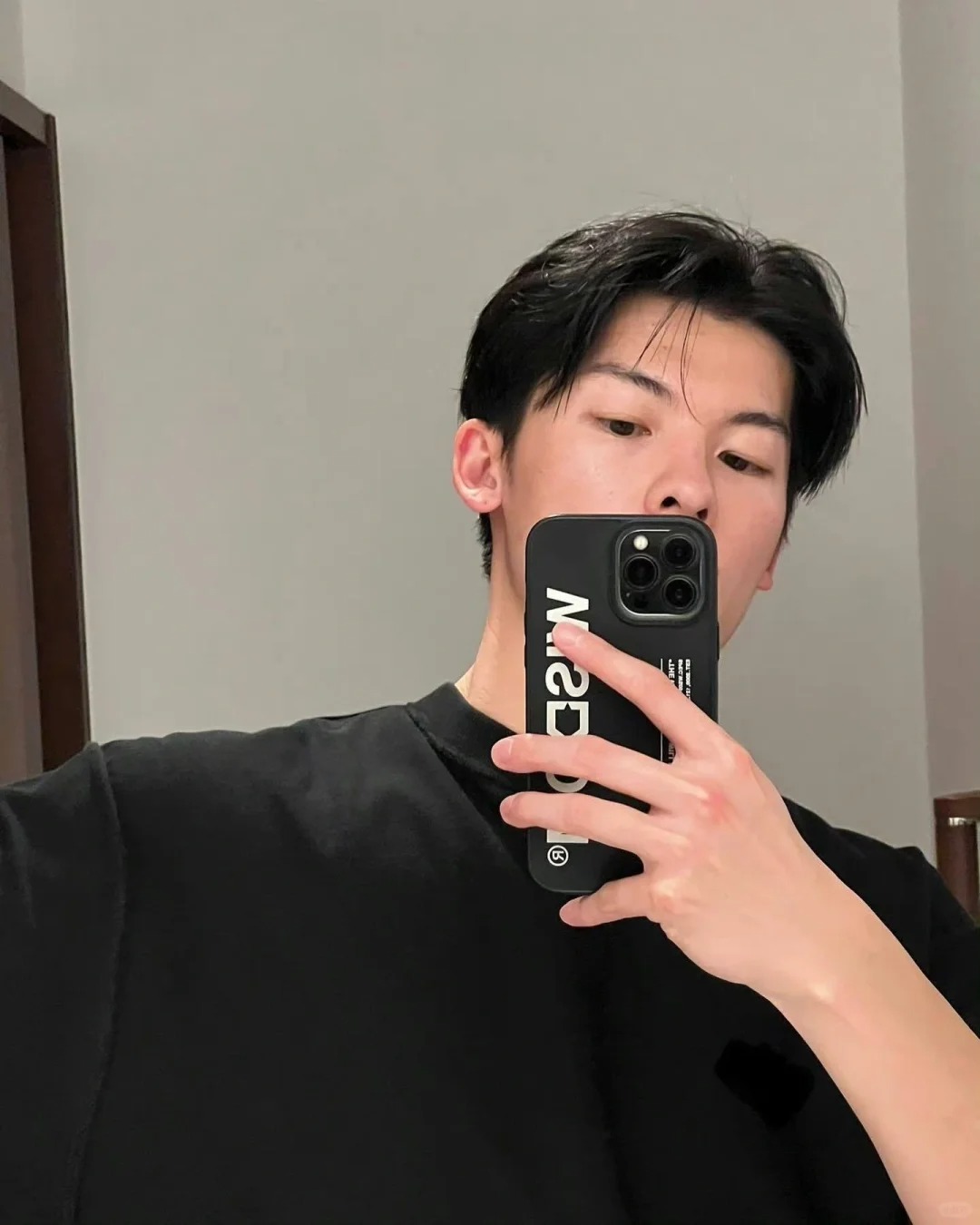 这哥也太恐怖了…
为什么什么风格都能hold 住哇！！阳光运动，酷帅潮男，美式男