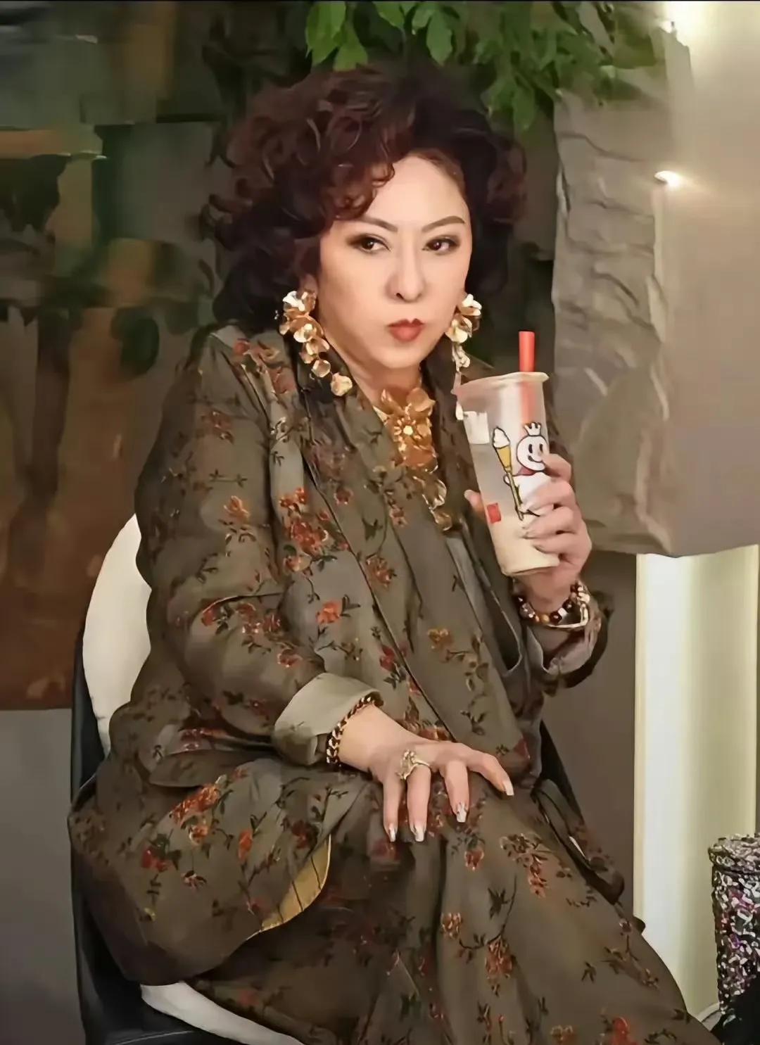 向太直播的风格变了，氛围越来越接地气，当然珠宝首饰还是琳琅满目，毕竟这是她的日常