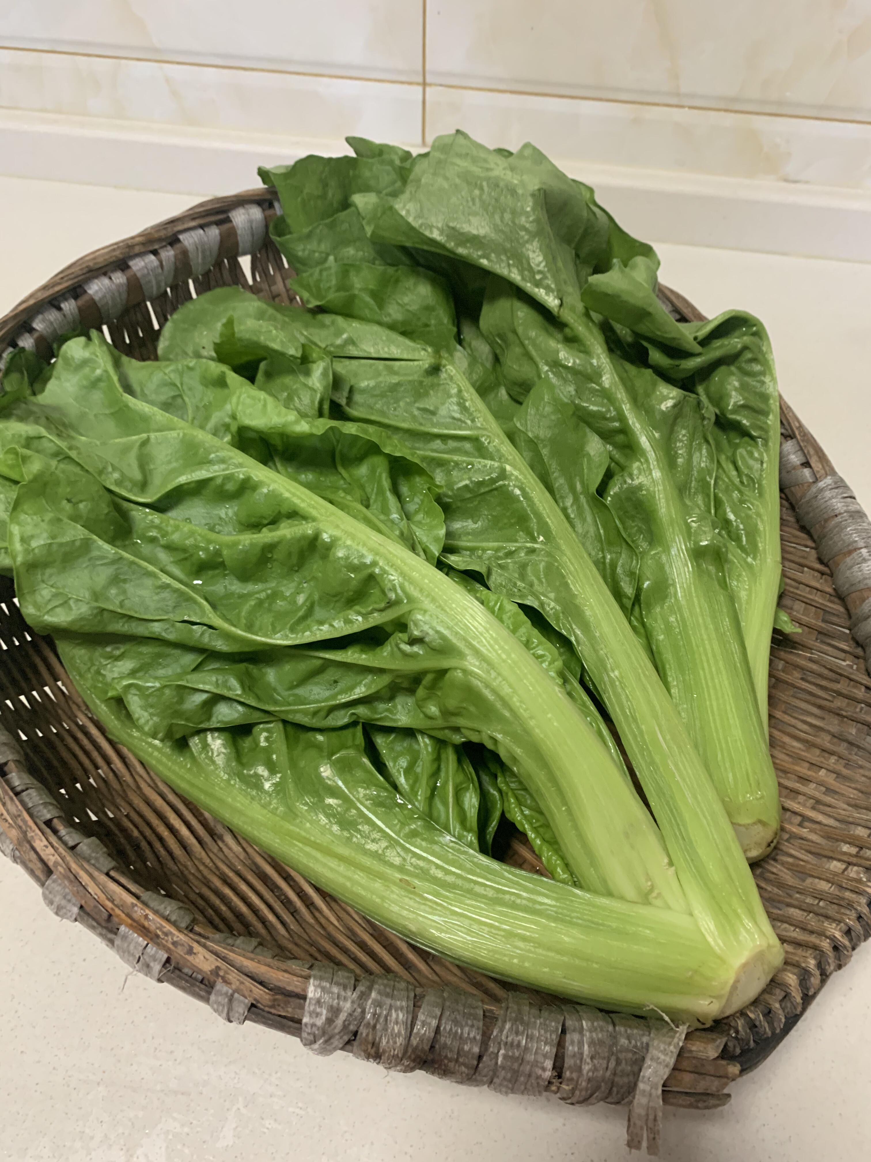 酸辣厚皮菜。 20年后过上了猪的生活
N多年没有在市场上买到过厚皮菜。这是我们小