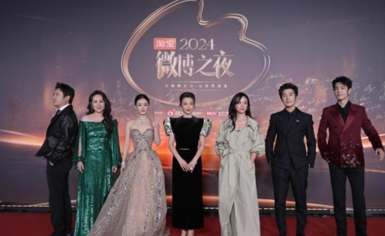 北京这夜，赵丽颖裹胸惊艳，宋佳稳居C位，却被压轴的李宇春抢镜

2025年果然是