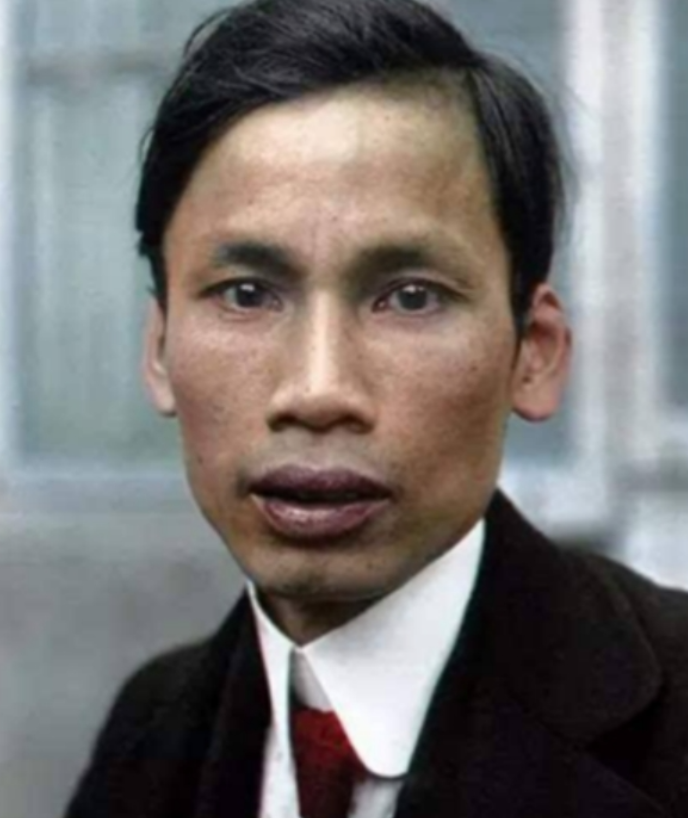 1950年一天，广东一位45岁的妇女看到报纸上越共领导人胡志明的照片时，猛然一下