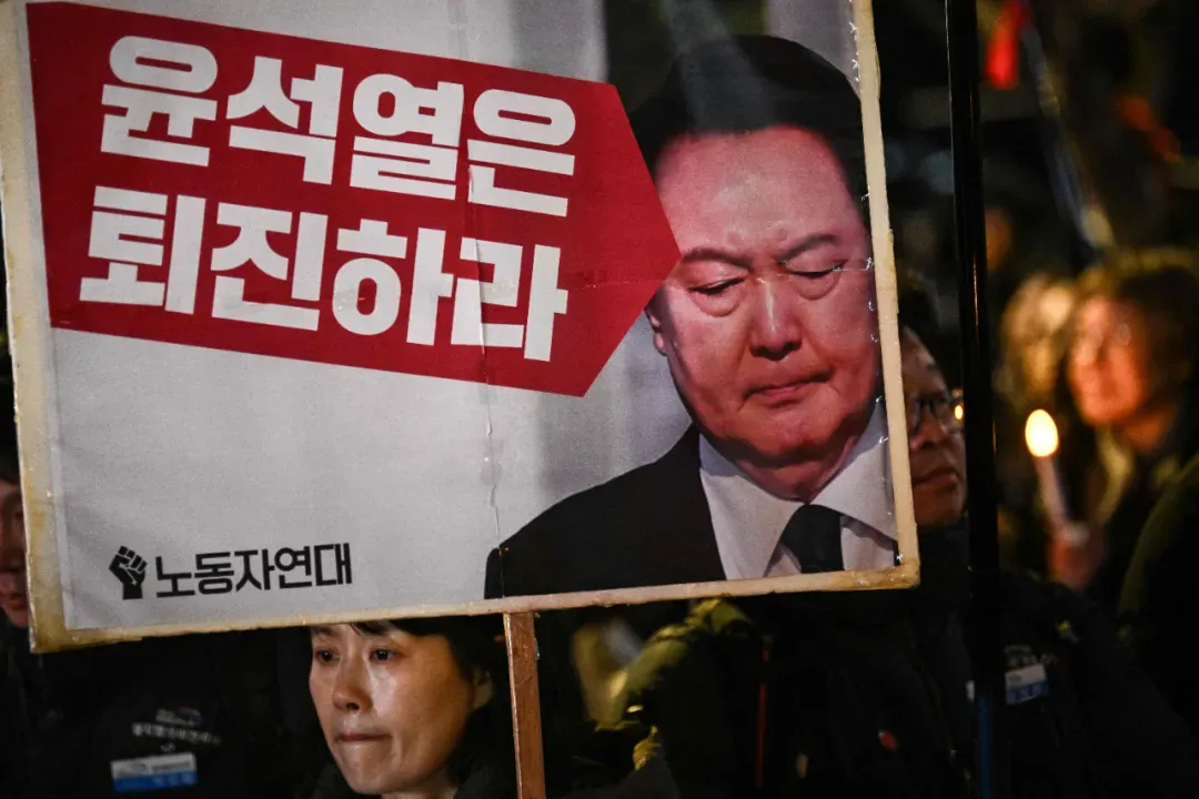 韩国“惊魂夜”：总统6小时“戒严闹剧”背后谁赢了？
185：3，韩国国会通过了《