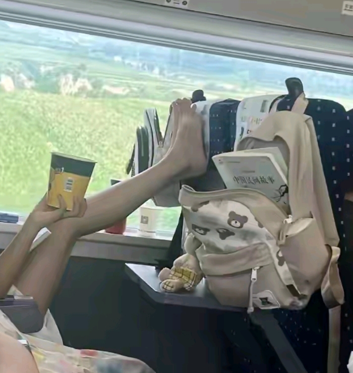 哎呀，坐高铁的时候碰到一件超级无语的事儿。旁边座位的美女，竟然把鞋给脱了！咱一直