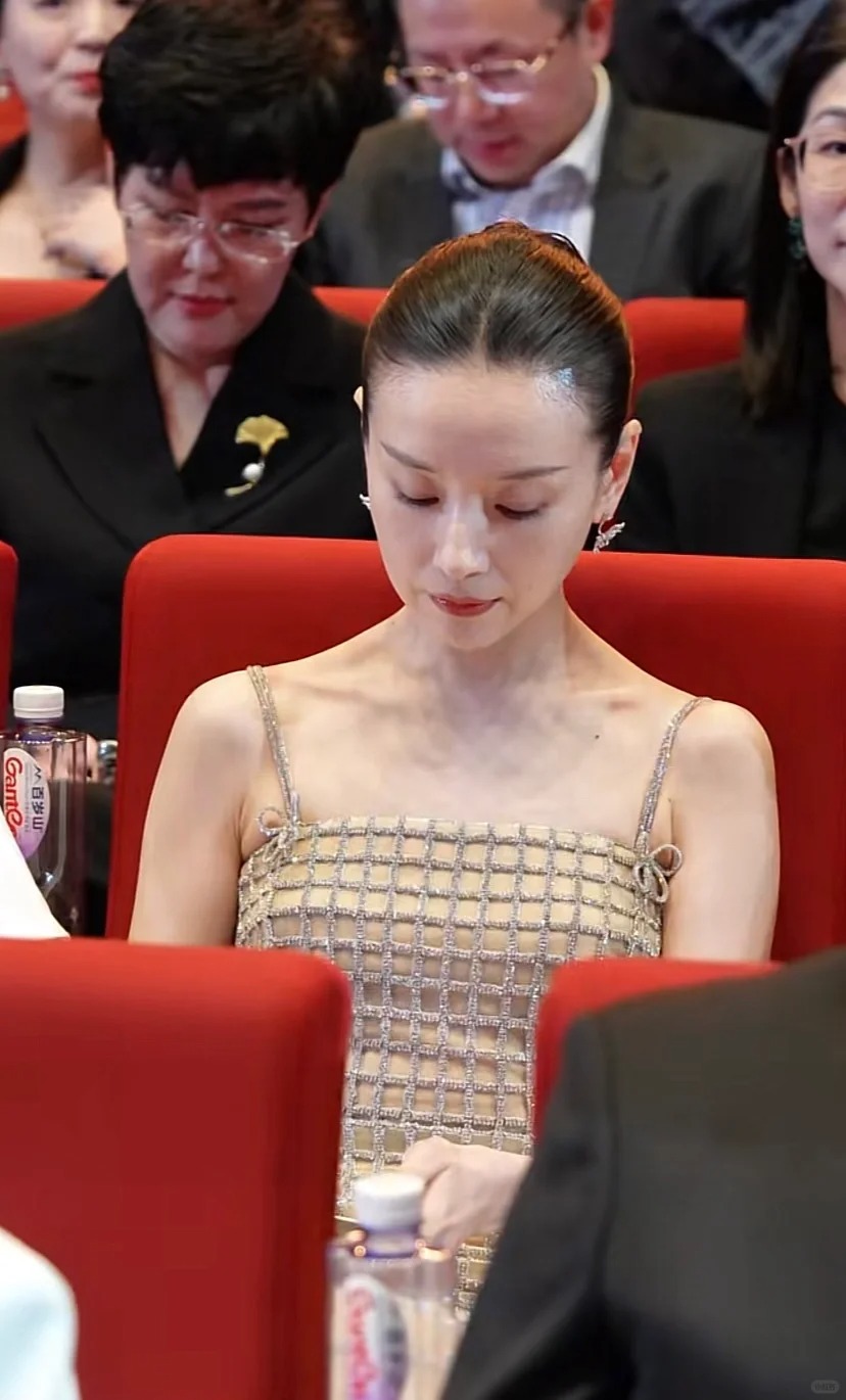 董洁这也太美了哇，
真的好像一只高傲的白天鹅，
头骨比例太完美了，
贴头皮的发型