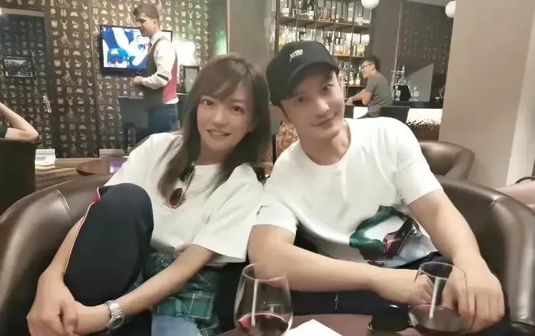 黄晓明离婚了，赵薇也离婚了！
有点惋惜，更多的是庆幸这一对有情人又可以在一起了！
