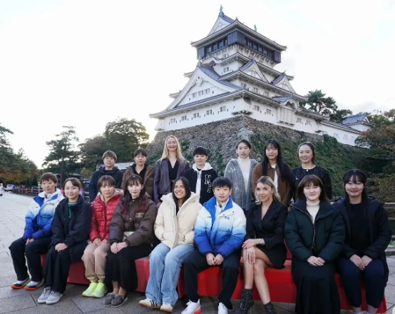 不得不承认，孙颖莎的颜值那可真是太出众了。
在大家都身着私服的场合里，唯有孙颖莎