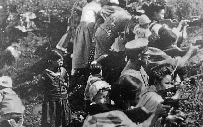 1945年8月14日，内蒙古葛根庙的土路上烟尘滚滚，走来一大群逃难的日本人，其中