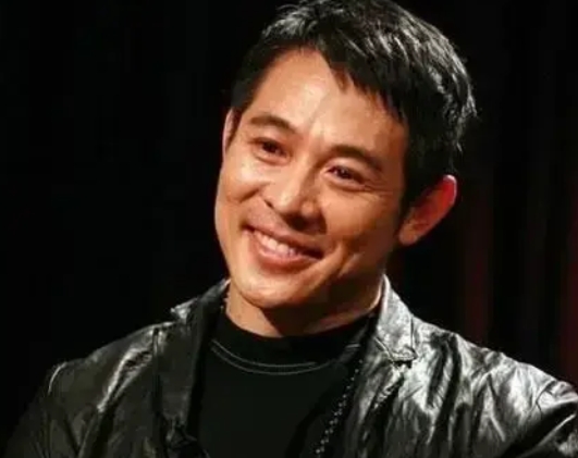 李连杰说，我跟一个，不能说人名字，他是很有钱的，我觉得一辈子也达不到了他。有次，