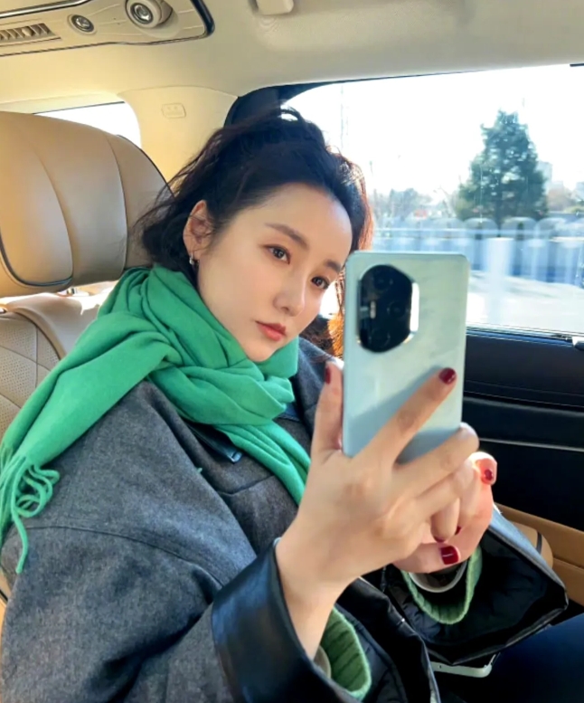 她真的有40多岁吗？看起来比赵丽颖还显嫩，天生的娃娃脸啊！她都结婚十来年了吧？却