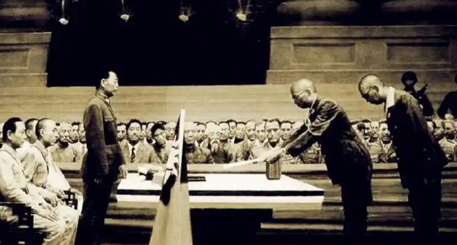 1945年8月15日，当日本正式宣布无条件投降的那一刻，无数的重庆人民相聚在一起