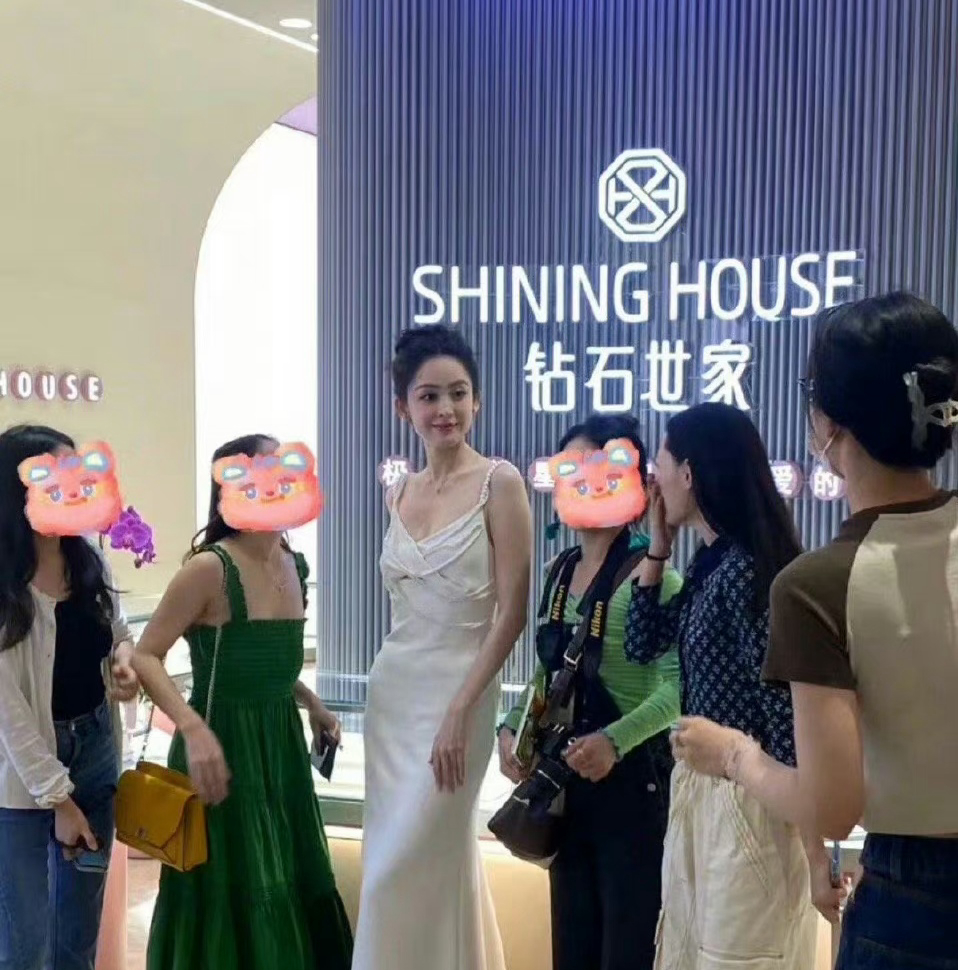 古力娜扎真的是在内娱界少有的，生图和美图几乎没有差别的人啊！她的自然状态和修图后